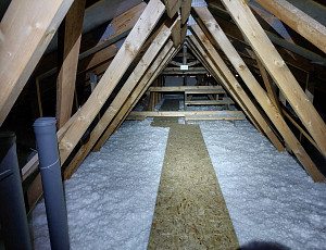 Zateplení stropu bytového domu pomocí foukané izolace